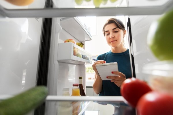 Avoid wasting food and even affecting health. Make good use of tips to save your chaotic refrigerator