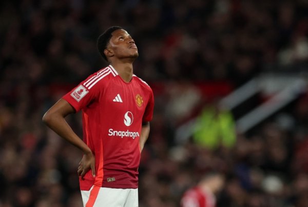 Manchester United official: Obie Martin changed to wear No. 32, Frederickson changed to wear No. 33